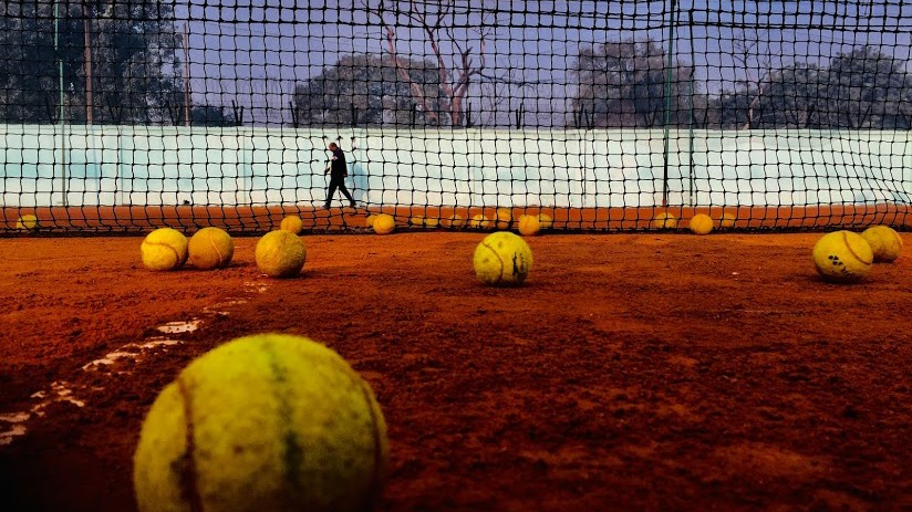 draai-misbruik-bibliografie-img-summer-camp-tennis-omringd-hulp-altijd